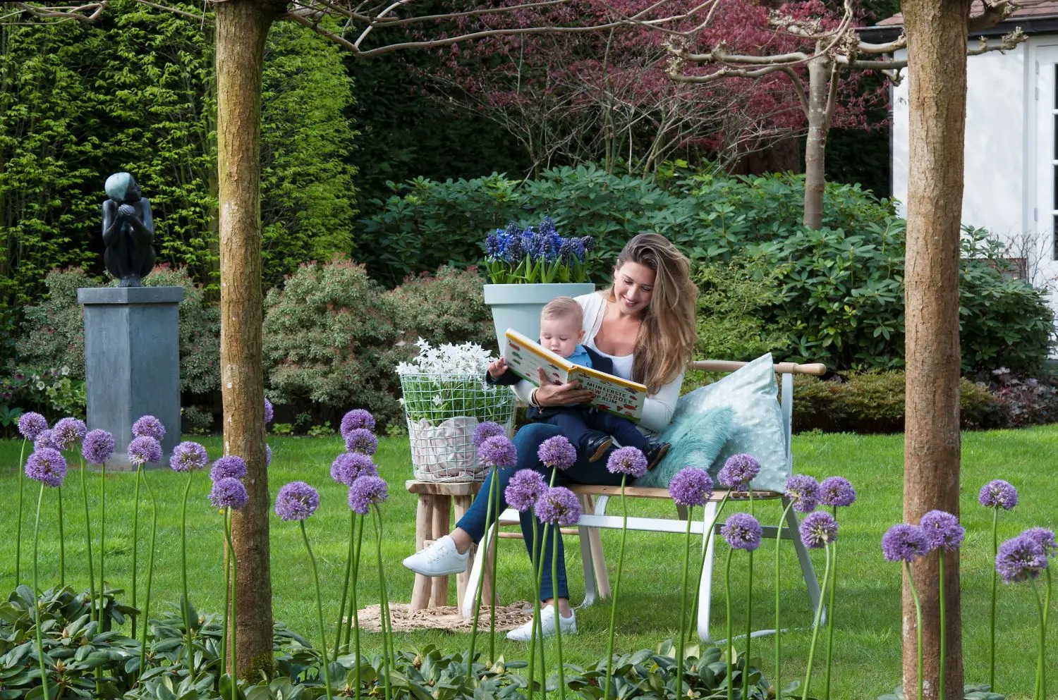 Sierlook allium in voorjaarstuin met moeder en kind